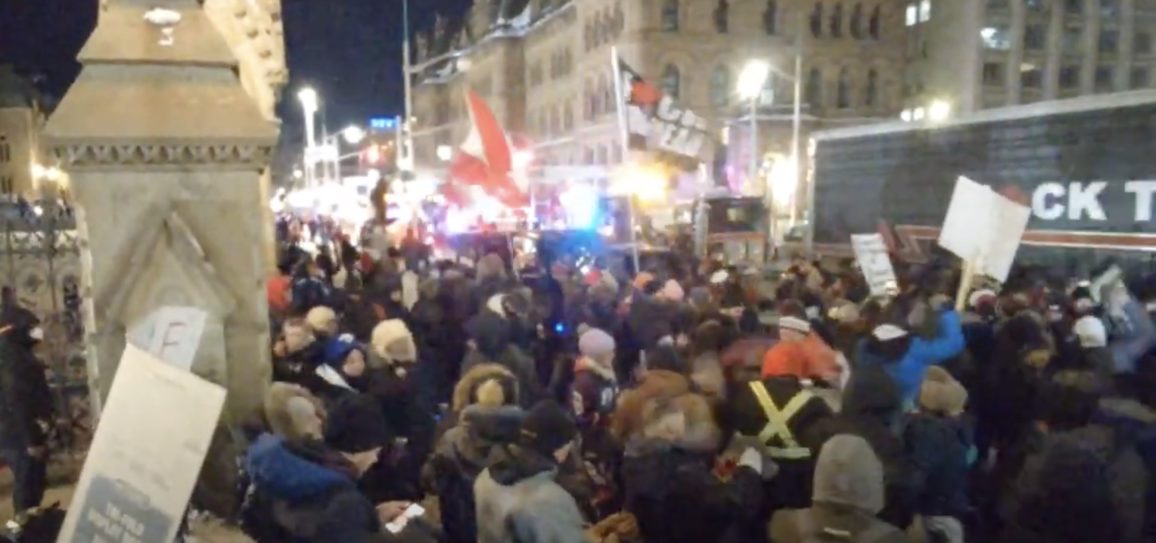 Le « Truckers Freedom Convoy » est arrivé à Ottawa, Trudeau a été évacué de sa résidence