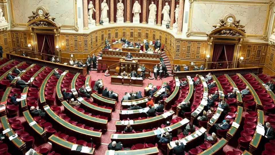 Loi de vigilance sanitaire et prolongation du pass : le Parlement dessaisi des moyens de contrôle ?